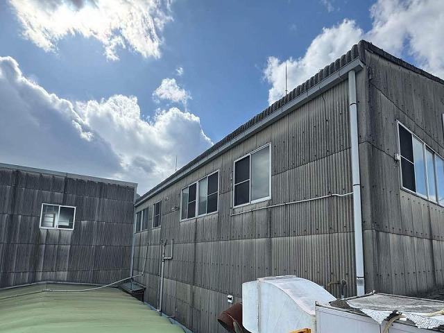 安城市にて工場建物の改修工事、足場の設置と波型スレート屋根のボルト頭切断の様子