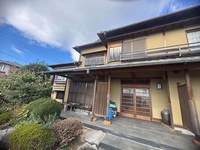 日進市の和風住宅にて外装の柱や破風、面格子などの木部に経年劣化を確認した現場調査