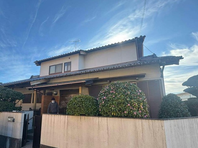 名古屋市天白区の住宅でのし瓦が落下したとのご相談、コーキングによる接着で復旧
