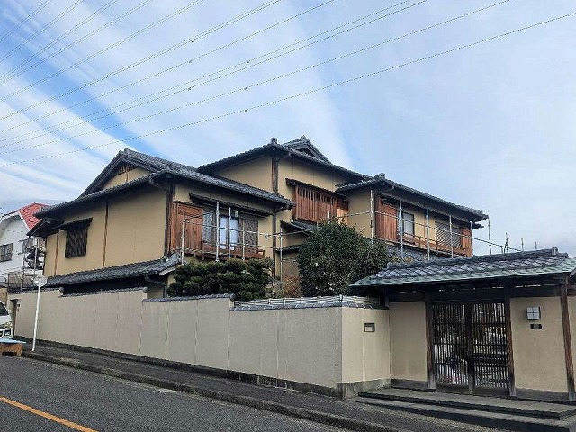 日進市で和風住宅の経年劣化にともなう外装木部塗装工事のビフォーアフター