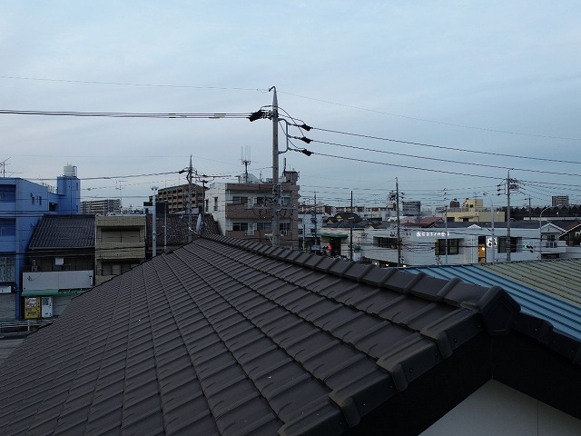 住宅の平板瓦屋根の劣化状況を確認した定期点検