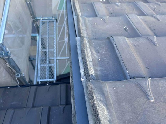 袖瓦取り直し工事で袖瓦の木下地に水切り板金を取り付けて補強した状況