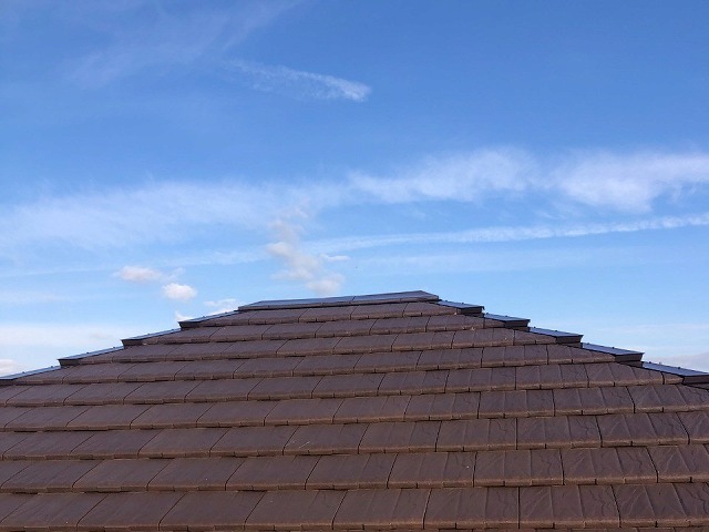 名古屋市瑞穂区の屋根板金役物取り替え工事、色あせや塗膜剥がれがあった棟板金の撤去