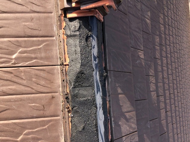 名古屋市瑞穂区にて経年劣化で傷んだ棟板金と三角冠瓦との取り換え工事の仕上げ工程