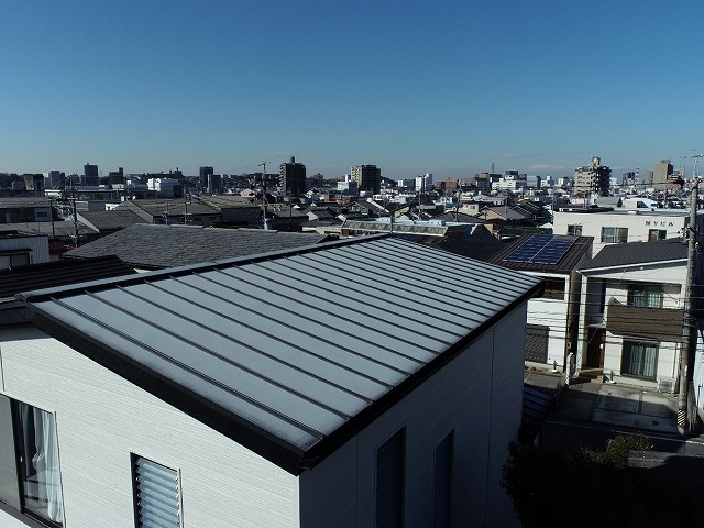 岡崎市にて住宅の屋根点検、ガルバリウム鋼板屋根の退色や塗膜剥がれなどを確認