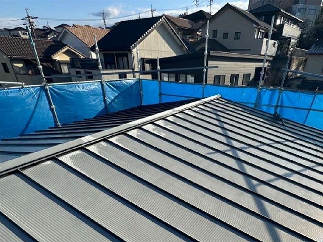 岡崎市のガルバリウム鋼板屋根塗装工事、「ハイポン20デクロ」によるサビ止め下塗り