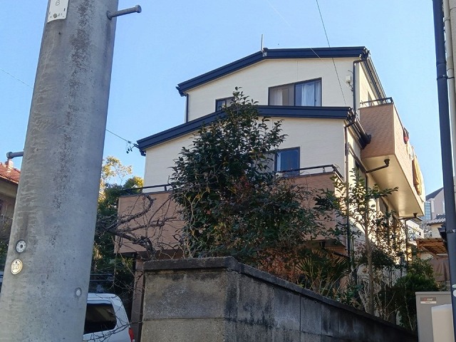 名古屋市南区の築20年の住宅にて無料点検、サイディング外壁やベランダ防水の劣化を確認