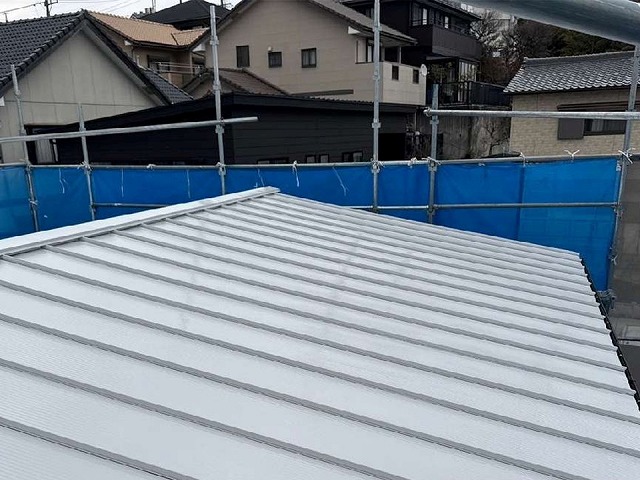 岡崎市で退色その他表面劣化があったガルバリウム鋼板屋根への塗装工事の完成出来栄え