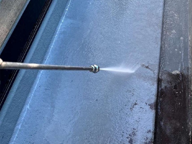 名古屋市南区の塗膜が剥がれていたベランダ防水へのトップコート塗り替え工事の高圧洗浄工程