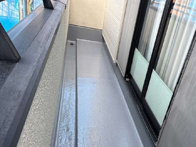 名古屋市南区の住宅にてベランダ防水層を劣化要因から保護するトップコートの塗り替え