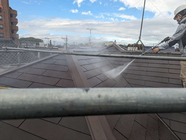 劣化したスレート屋根に高圧洗浄を行う屋根職人