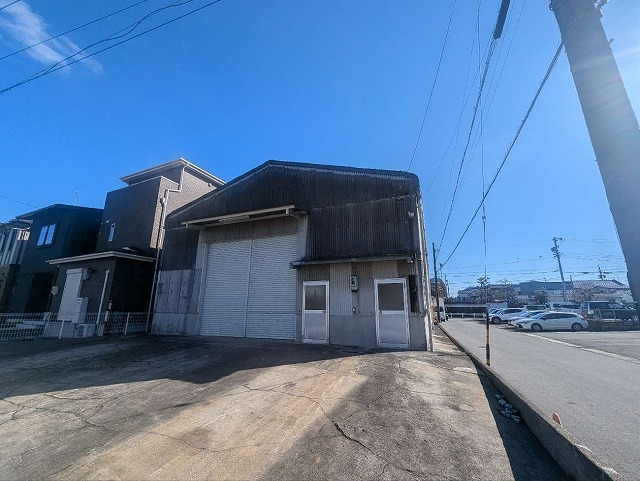 尾張旭市の倉庫建物で波型スレートの屋根と外壁の劣化を確認した現場調査について