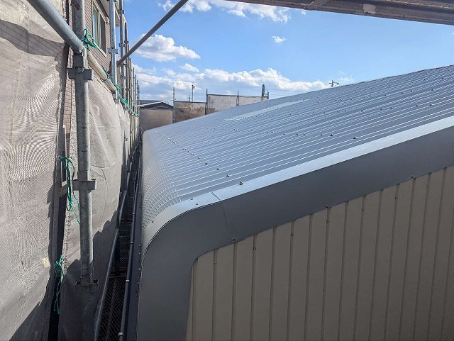 尾張旭市にて劣化で傷んだ波型スレートへのカバー工事、ケラバ板金や雨押え板金の設置