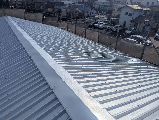 尾張旭市のガルバリウム鋼板製折板屋根のカバー工事、棟部の雨仕舞や棟板金の設置状況