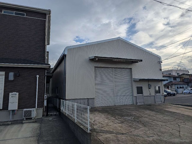 尾張旭市の変色や割れが目立っていた波型スレート外壁へのカバー工事の完成後出来栄え