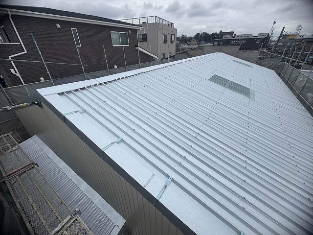 倉庫建物波型スレート屋根への折板屋根によるカバー工事完成後状況