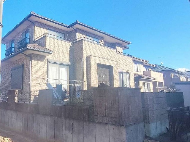 ブリックタイルとサイディングのツートン仕上げとなっている住宅の外壁調査