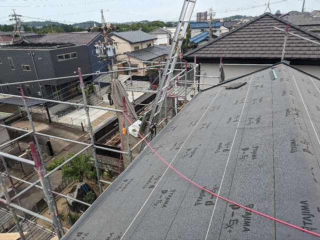 屋根葺き替え工事で改質アスファルトルーフィングの施工が完了