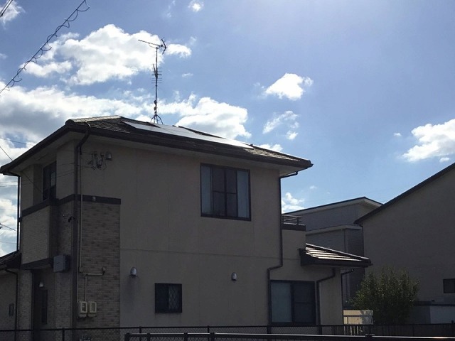 住宅の平板瓦屋根の劣化状況を確認した家屋点検の様子