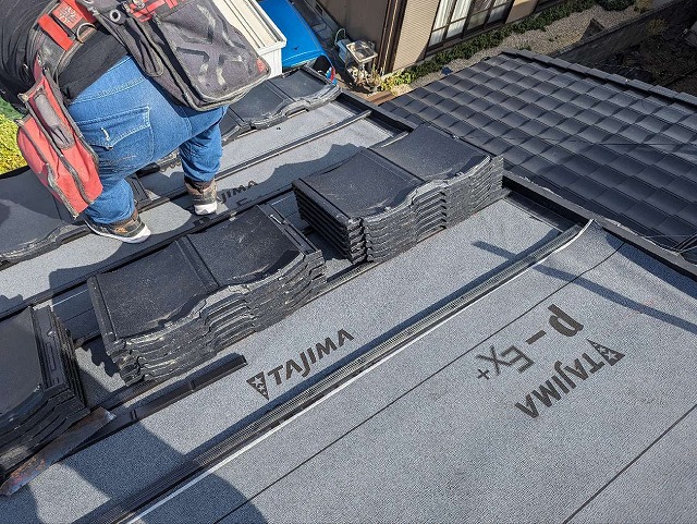 名古屋市天白区で屋根軽量化のため葺き替え、瓦桟設置と屋根仕上げ材のルーガ雅の搬入