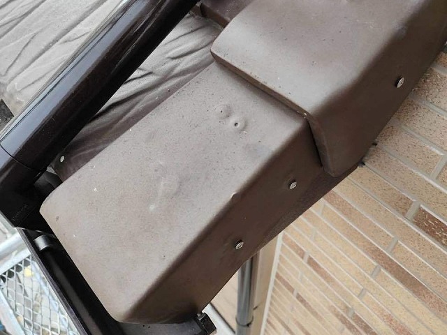 名古屋市緑区にて屋根ケラバ部に設置している袖瓦の劣化にともなう取り直しの様子
