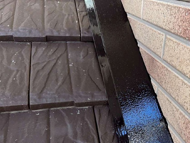 名古屋市緑区で下屋根の雨押え板金や土台水切りなどの鉄部に対する塗装工程