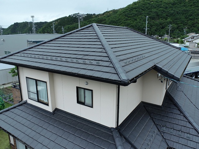 名古屋市緑区の住宅にて平板瓦屋根の無料点検、漆喰の劣化で棟瓦取り直し工事が決定