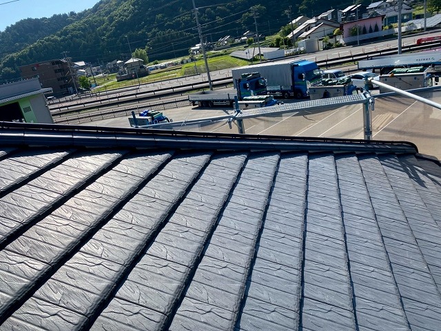 名古屋市緑区の棟瓦取り直し、樹脂製垂木と南蛮漆喰で再構築した土台部への棟瓦復旧