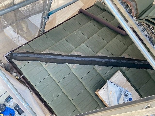名古屋市天白区で漆喰がひび割れていた棟瓦の取り直し、モルロックによる土台の構築