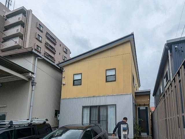 造作ベランダに起因する雨漏りの調査を行う住宅の外観