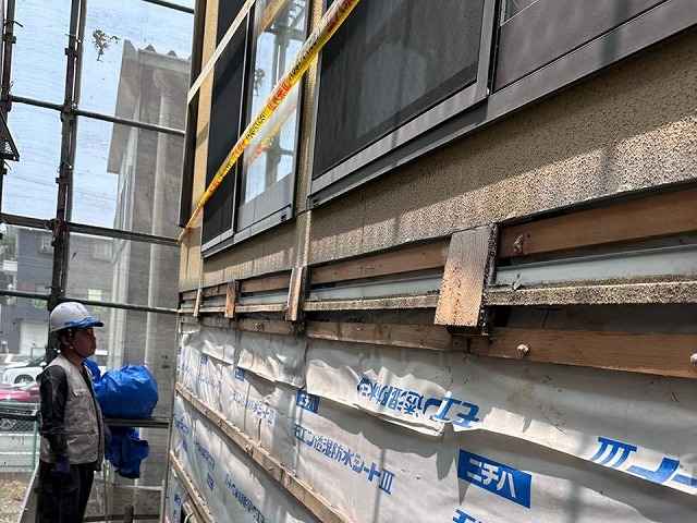 名古屋市南区にて雨漏りの影響で傷んだサイディング外壁の解体と下地の傷み具合