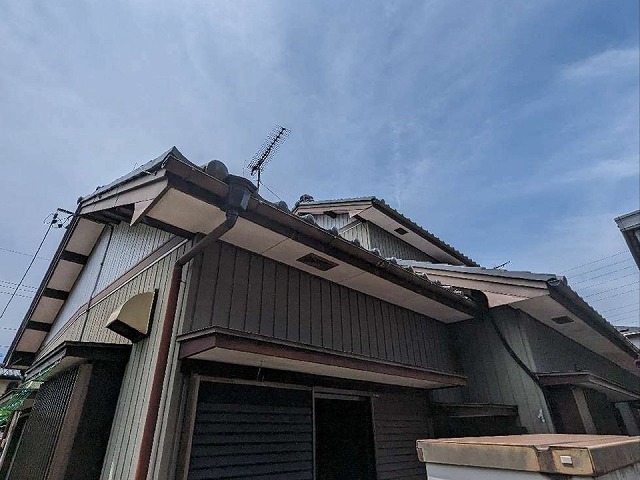 名古屋市天白区で瓦屋根の現場調査、トタン外壁やその他付帯部に色あせやサビなどを確認