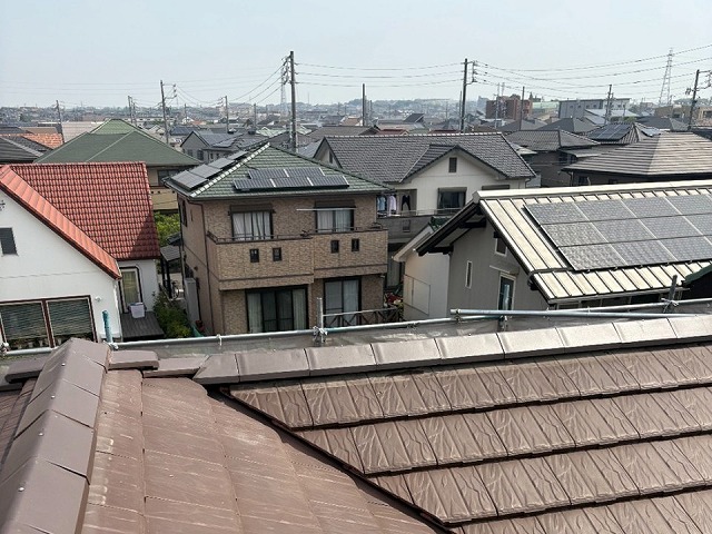 日進市で平板瓦屋根に設置されていた板金役物を瓦役物と取り替え、新規三角冠瓦の設置