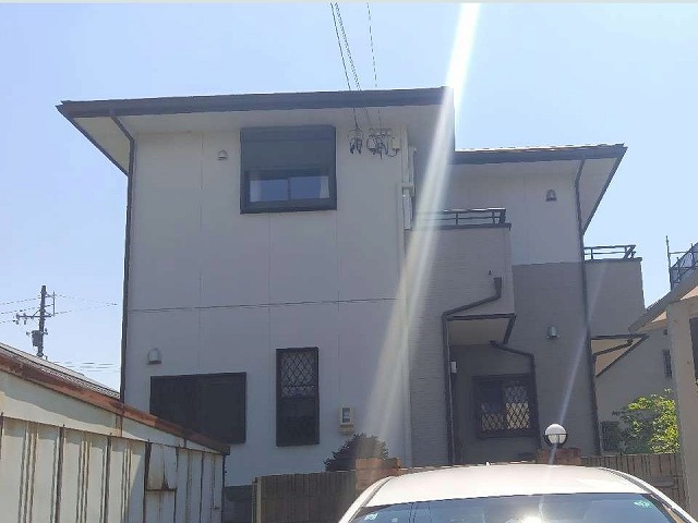 日進市で劣化で傷んだサイディング外壁への塗装工事、足場の設置と施工前状況