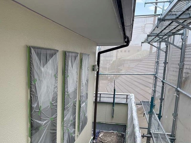 日進市で色あせやカビ、塗膜剥がれが目立つ住宅サイディング外壁への塗装の様子