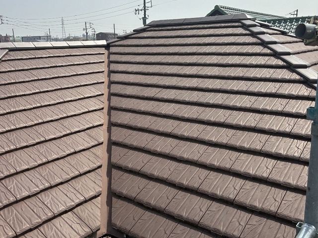 日進市で雨漏りの原因になりやすい屋根の谷板金への塗装工程