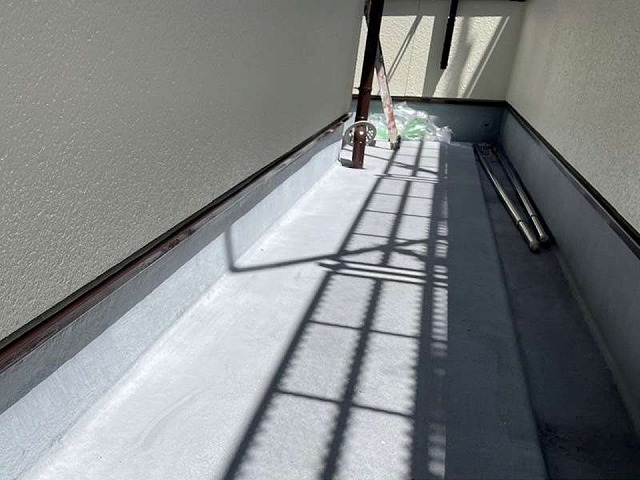 日進市のベランダで防水層を劣化要因から保護するためのトップコートの塗り替え
