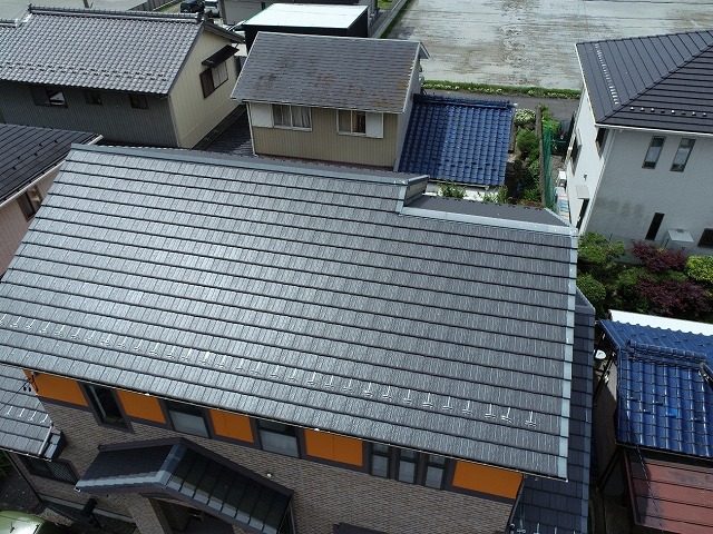 日進市でF型瓦に取り付けられている棟板金や破風板の劣化を確認した屋根点検