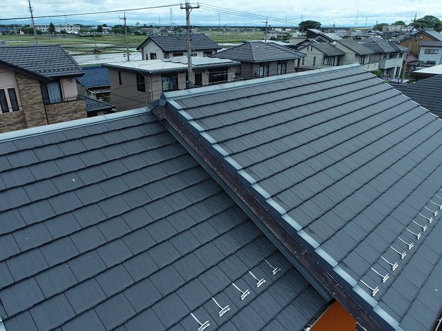 日進市にて劣化でひどく色あせた屋根棟板金と瓦役物との取り替え、既存棟板金の撤去