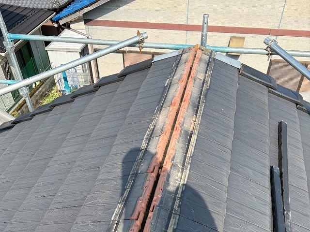 日進市で棟板金の撤去後に行った補強金物や樹脂製垂木、漆喰材による棟土台の構築