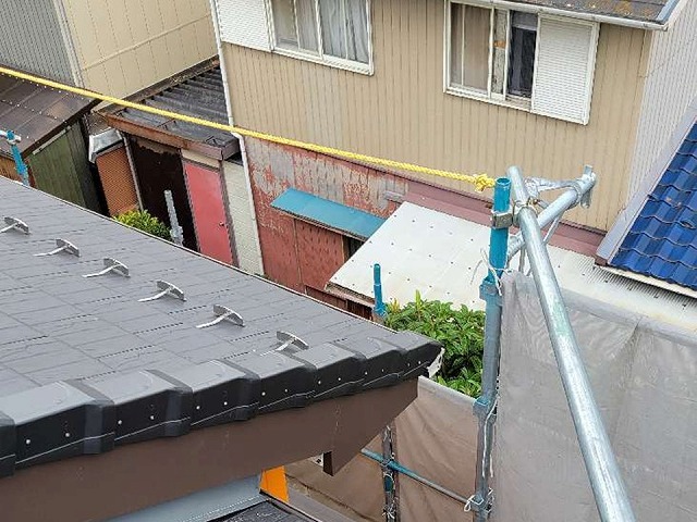 日進市の塗膜が剥がれていた住宅の破風板に対するガルバリウム鋼板巻き工事の様子