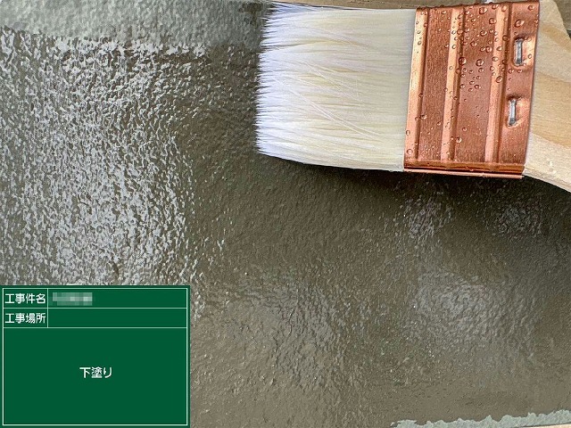 サイディング外壁塗装工事のハケを用いた下塗りの様子