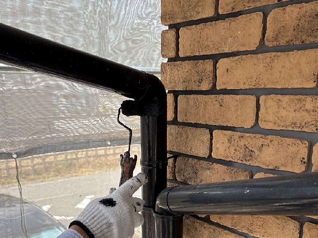 日進市で鼻隠しや雨樋に行った「エスケー一液NADウレタン」を用いた塗り替えの様子