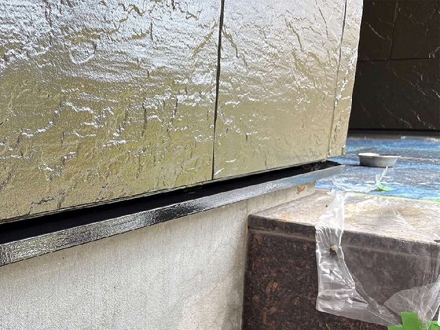 日進市で住宅の基礎やベランダに設置の土台水切りに対する塗装工程