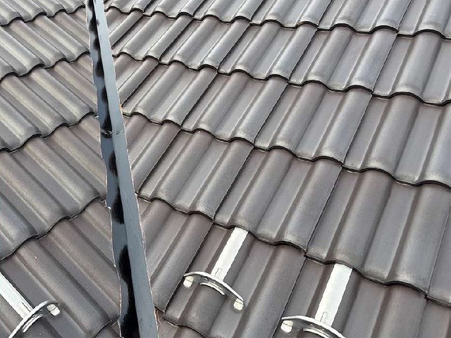 日進市で外壁といっしょに行った大屋根の谷板金や下屋根の雨押え板金への塗装