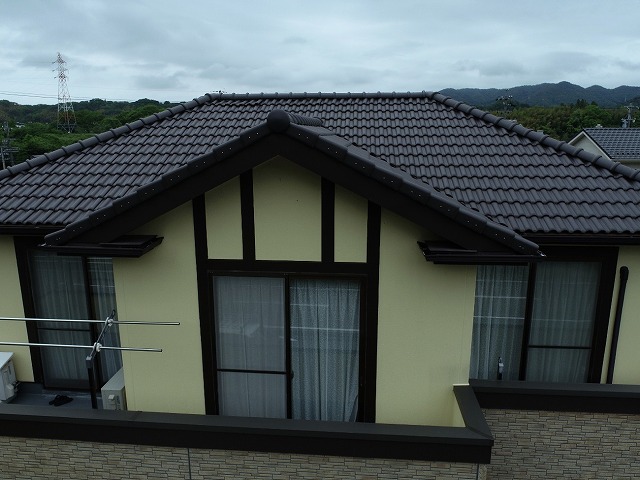 日進市の住宅でモニエル瓦の屋根点検、瓦のズレや谷板金の色あせなどの劣化を確認