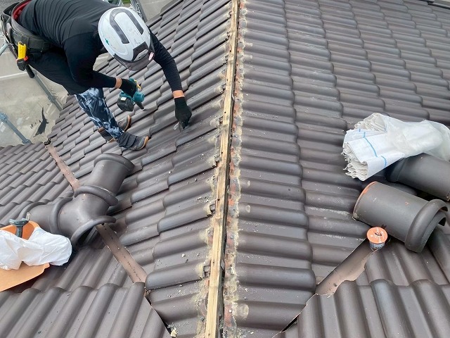 屋根棟瓦取り直し工事で土台の漆喰を解体している様子