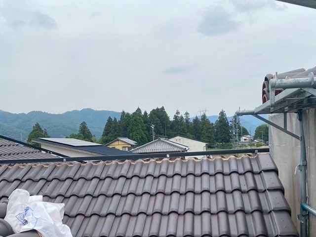 日進市の住宅屋根修繕、棟瓦取り直しの新たな下地となる樹脂製垂木の取り付け