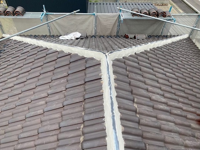 日進市で経年劣化した棟瓦の取り直し、モルロックを用いた強固な土台の構築