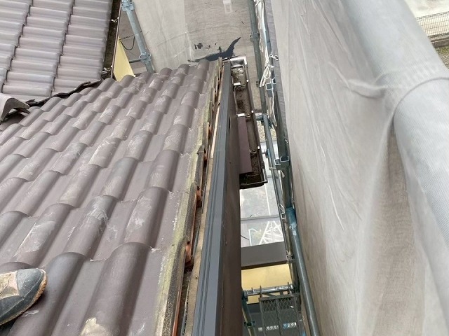 袖瓦取り直し工事で木下地に水切り板金を被せた状況